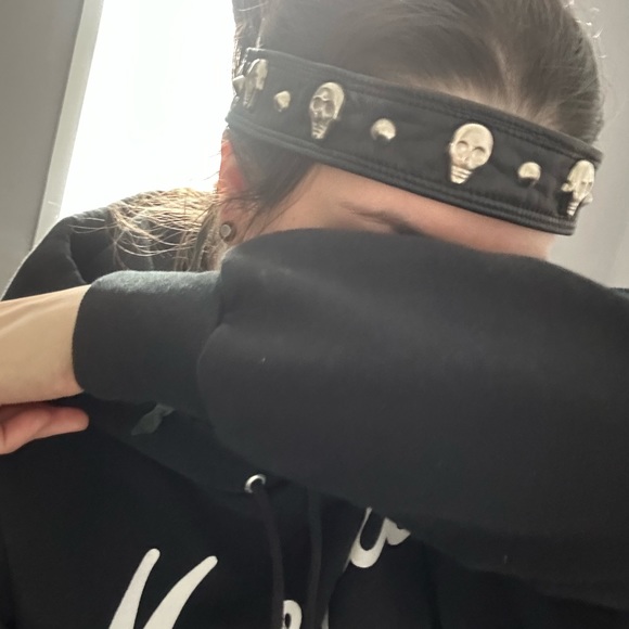 Leather and skulls headband - Picture 3 of 3
